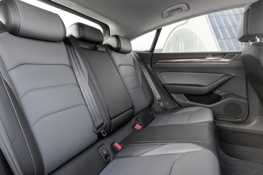 Интерьер Volkswagen Arteon 4Motion Elegance 2017 года  (WW) (фото 17 из 31)